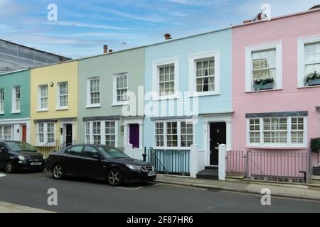 Uxbridge Street, Kensington, Londres, Angleterre, Royaume-Uni - Mars 05 2021 maisons colorées (W8) - usage éditorial seulement Banque D'Images