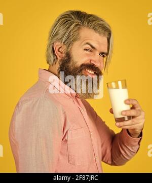 Source de calcium. Lait pour une bonne santé. Sans lactose. L'homme barbu tient un verre de lait. Concept de lait végétalien. Buvez un cocktail de protéines. Habitudes saines Banque D'Images