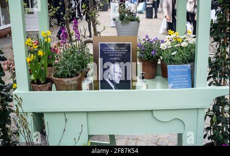 Bicester Village, Royaume-Uni lundi 12 avril 2021. Alors que le Royaume-Uni commence une période de deuil national, l'Angleterre a franchi une nouvelle étape en sortant du confinement du coronavirus, avec la réouverture des deux magasins de détail non essentiels. Bicester Village a déménagé à une heure d'ouverture de 8:00, avec des heures d'ouverture quotidiennes prolongées pour la vente au détail non essentielle étant autorisées. Les revêtements de faces restent obligatoires (sauf exemption). PHOTO : un hommage floral à HRH, le prince Philip, décédé le 9 avril. Tous les produits des revêtements de visage vendus doivent être remis au programme de récompense du duc d'Édimbourg. Bridget Catterall/Alamy Live News Banque D'Images