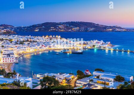 Mykonos, Grèce. Vue panoramique sur la ville de Mykonos et les îles Cyclades. Banque D'Images