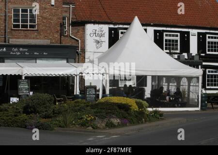 Easingwold - Market place, North Yorkshire, Angleterre Royaume-Uni: 12 avril 2021 - assouplissement des restrictions pour le grand public et les pubs Banque D'Images