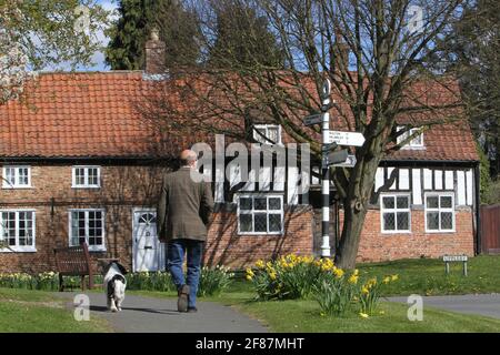 Easingwold - Market place, North Yorkshire, Angleterre Royaume-Uni: 12 avril 2021 - assouplissement des restrictions pour le grand public et les pubs Banque D'Images