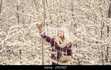 wow. beau temps. plein d'énergie. vacances et vacances d'hiver. le meilleur endroit pour se sentir libre. femme profiter du paysage d'hiver. fille se détendre dans la forêt enneigée Banque D'Images