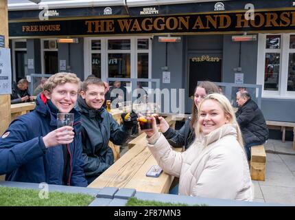 Brighton UK 12 avril 2021 - Cheers ces étudiants aiment boire à l'extérieur du pub Wagon and Horses à Brighton comme la prochaine étape de l'assouplissement du verrouillage commence en Angleterre avec les lieux d'accueil étant autorisés à servir à l'extérieur : crédit Simon Dack / Alay Live News Banque D'Images