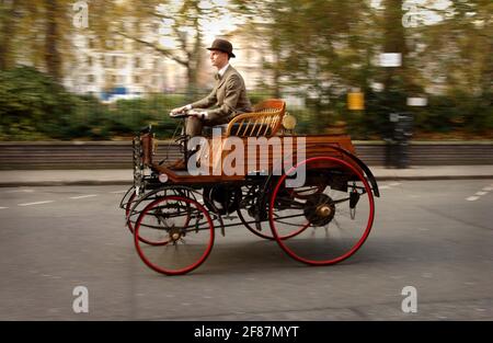 LE CHARIOT POUR CHIENS SANTLER , LA PREMIÈRE VOITURE DE MOTEUR BRITANNIQUE , B UILT PAR SANTLER ET CO EN 1894 EST EN VENTE CHEZ CHRISTIES LE 4/12/01 . 23/11/01 PILSTON Banque D'Images