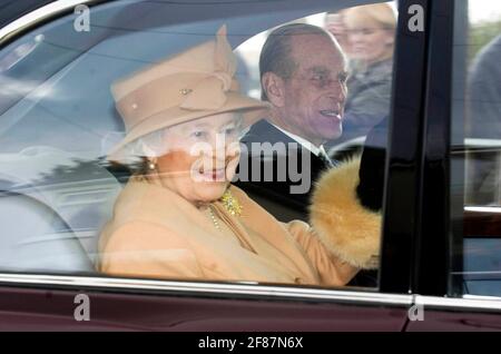 Dossier photo du duc d'Édimbourg en visite à Swansea le 7 mars 2008 la Reine et le duc d'Édimbourg ont agité devant la foule devant le nouveau centre de loisirs remanié (LC2) dans le centre de Swansea aujourd'hui après qu'elle a officiellement ouvert le bâtiment. Elle a également ouvert le centre de loisirs de Swansea, à l'été 1977. Banque D'Images