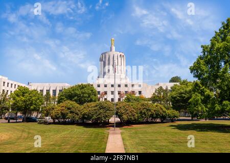 Salem, Oregon, États-Unis au Capitole de l'État et pelouse. Banque D'Images