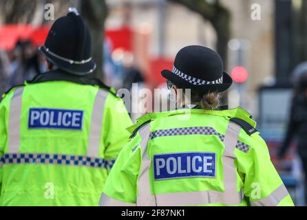 Des policiers du Hampshire sur l'essence à Southampton, photographiés de derrière. Banque D'Images