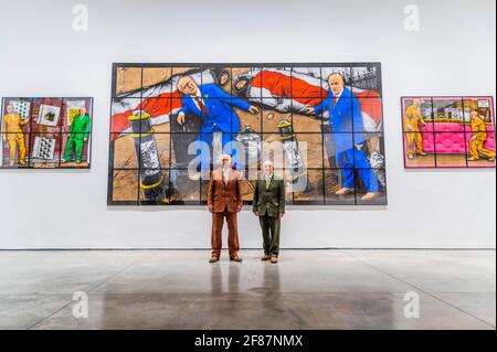 Londres, Royaume-Uni. 12 avril 2021. « NEW NORMAL PICTURES », une exposition solo de Gilbert & George (en photo) à White Cube, Masons Yard. Dans le cadre de la réouverture de la vente au détail non essentielle, le troisième verrouillage du coronavirus continue de se faciliter. L'exposition rassemble 26 nouvelles photos décrites par les artistes comme "célébrant, crasé et super-moderne". Poursuivant leurs "progrès de Pilgrim" à travers l'est de Londres, les artistes capturent l'humeur du moment et apparaissent comme des figures "zonked" parmi les cityscapes désorientables. Crédit : Guy Bell/Alay Live News Banque D'Images