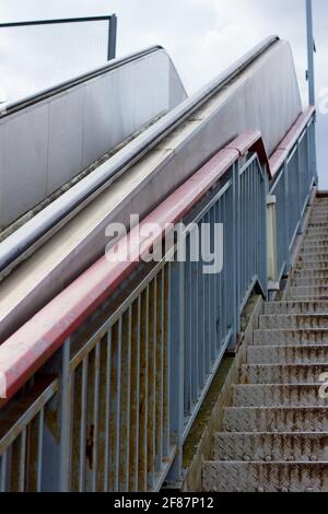 Escalier roulant et escaliers depuis une ancienne gare de Paris, France Banque D'Images