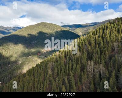 Vue aérienne de la montagne de Pirin dans la région de Popina Laka près de la ville de Sandanski, Bulgarie Banque D'Images