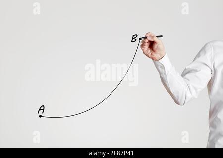 La main d'homme d'affaires dessine une ligne montante du point a au point b. Déplacement d'un point à l'autre dans le concept d'entreprise. Banque D'Images