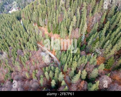 Vue aérienne de la montagne de Pirin dans la région de Popina Laka près de la ville de Sandanski, Bulgarie Banque D'Images