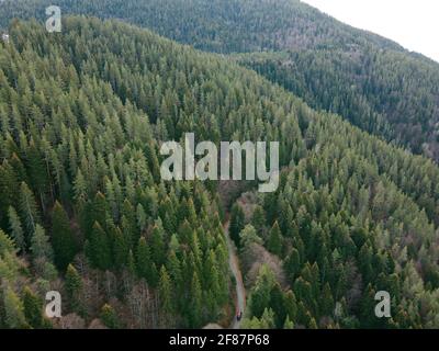 Vue aérienne de la montagne de Pirin dans la région de Popina Laka près de la ville de Sandanski, Bulgarie Banque D'Images