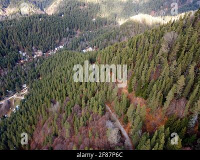 Vue aérienne de la montagne de Pirin dans la région de Popina Laka près de la ville de Sandanski, Bulgarie Banque D'Images