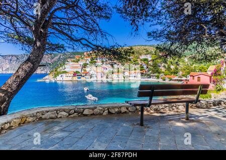 Kefalonia, Grèce. Village coloré d'Assos à Kefalonia. Banque D'Images