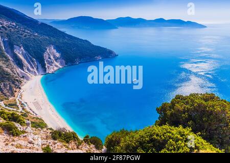 Kefalonia, Grèce. Vue panoramique sur la plage de Myrtos, Assos. Banque D'Images