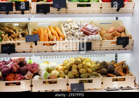 Variété de différents légumes Près, gingembre, ail, patates douces, pommes de terre, oignons, betteraves, tomates sur les étagères du supermarché. Vitamines et min Banque D'Images