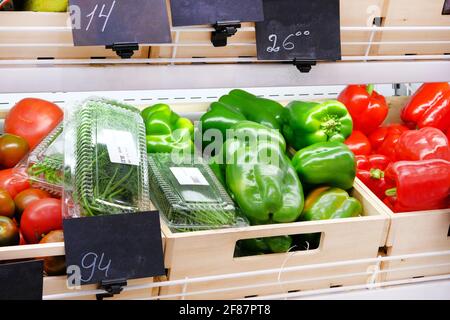 Variété de légumes frais différents poivrons verts et rouges, tomates, aneth sur les étagères dans le supermarché. Concept d'alimentation saine. Banque D'Images