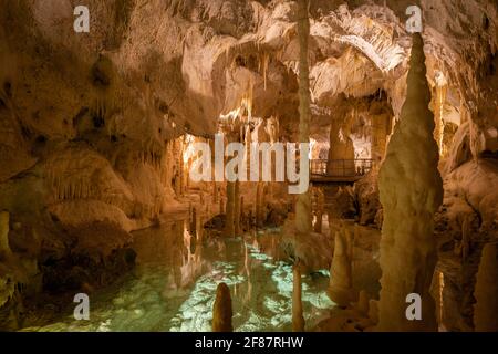 Les grottes de Frasassi (Grotte di Frasassi), un immense réseau de grottes karstiques en Italie. Marche, Italie Banque D'Images