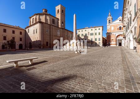 Belle vue sur la place (Piazza Federico II) avec la célèbre fontaine obélisque de la ville de Jesi. Marche, Italie Banque D'Images