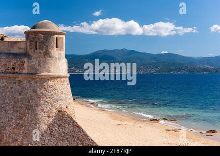 Corse, France à la Citadelle Miollis sur la plage. Banque D'Images