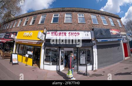 Morden, Surrey, Royaume-Uni. 12 avril 2021. De petites boutiques locales « non essentielles » dans le quartier de Merton, à l'extérieur de Londres, rouvrent aux côtés des points de restauration alors que le confinement de Covid-19 commence. Image: Salons de coiffure et barbiers locaux ouverts sur mesure. Crédit : Malcolm Park/Alay Live News Banque D'Images