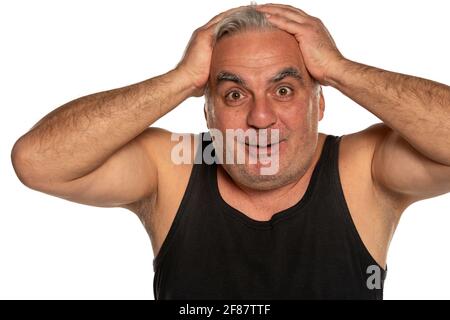 Heureux et choqué homme d'âge moyen avec de courts cheveux gris sur fond blanc Banque D'Images