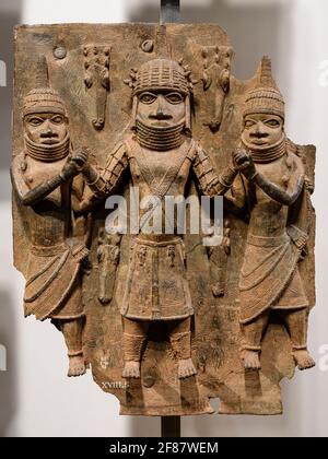 Londres. L'Angleterre. Les bronzes du Bénin sur l'affichage au British Museum, plaques de laiton à partir de la cour royale palais du royaume de Bénin, 16-17ème siècle. Banque D'Images