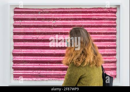 Londres, Royaume-Uni. 12 avril 2021. Untitled (Rose ondulée), 2017 - Gagosian présente Internal Objects, une exposition de nouvelles œuvres de Rachel Whiteread à leur galerie Grosvenor Hill. L'ouverture de l'exposition est possible à mesure que la prochaine étape de l'assouplissement des restrictions relatives aux coronavirus entre en vigueur, permettant ainsi la réouverture de magasins non essentiels. Crédit : Guy Bell/Alay Live News Banque D'Images