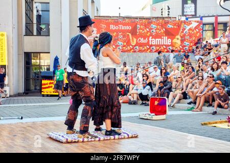 Juin 2018 - Montréal, Canada : des acrobates masculins et féminins se produit sur une scène extérieure au Festival de Jazz de Montréal, au Québec, Canada. Banque D'Images