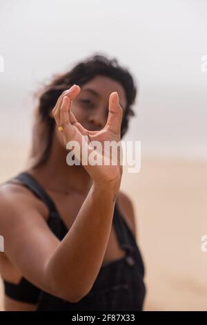 Jeune femme tenant la main pour voir Banque D'Images