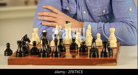 Logiques de développement. Apprendre jouer aux échecs. Un mauvais déplacement annule les bons. Figures sur un échiquier en bois. Réfléchir à l'étape suivante. Leçon d'échecs. Stratégie Banque D'Images