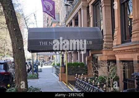 New York, NY, USA - 11 avril 2021 : entrée du National Arts Club sur la 18e rue E dans le quartier de Gramercy Park à Manhattan