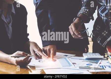 Travail d'équipe de partenaires concept d'intégration. Groupe d'affaires en vêtements décontractés élégant discuter dans le bureau de création. Banque D'Images