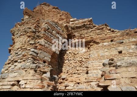 Les ruines d'un vieux bâtiment en briques. Bâtiment architectural ancien. Banque D'Images