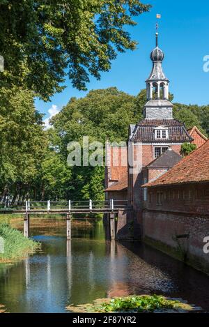 Gatehouse du château extérieur de Lütetsburg, Lütetsburg, Basse-Saxe, Allemagne, Europe Banque D'Images