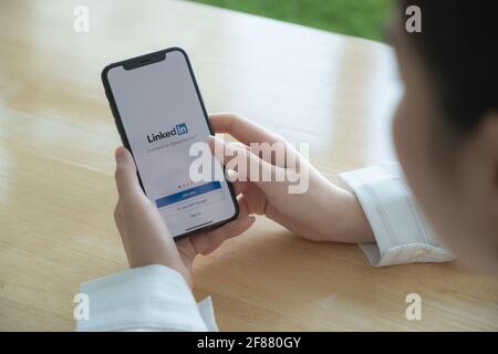 CHIANG MAI, THAÏLANDE : 26 JUILLET 2020 : logo LinkedIn sur l'écran de l'iphone. LinkedIn est un réseau social de recherche et d'établissement de contacts professionnels Banque D'Images