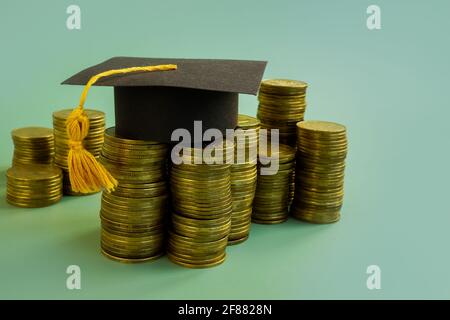 Concept d'épargne pour l'éducation. Le plafond de remise des diplômes et l'argent. Banque D'Images