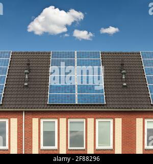 Façade d'une rangée hollandaise de nouvelles maisons avec solaire panneaux Banque D'Images