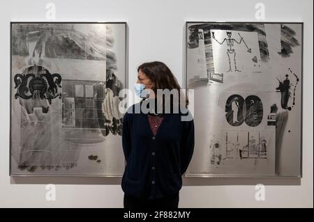 Londres, Royaume-Uni. 12 avril 2021. Un membre du personnel pose avec des œuvres d’art à l’ouverture de l’exposition « Night Shades and Phantoms » de Robert Rauschenberg à la galerie d’Ely House de Thaddaeus Ropac à Mayfair. La feuille de route du coronavirus du gouvernement britannique a permis la réouverture des galeries d'art aujourd'hui. L'exposition se déroule du 13 avril au 31 juillet 2021. Credit: Stephen Chung / Alamy Live News Banque D'Images