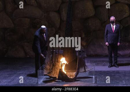 Jérusalem, Israël. 12 avril 2021. Le secrétaire général de la Défense des États-Unis, Lloyd Austin, rallume la flamme éternelle lors d'une cérémonie commémorative dans le Hall du souvenir lors de sa visite à Yad Vashem le lundi 12 avril 2021. Le ministre israélien de la défense, Benny Gantz, à droite, l'a accompagné lors de sa visite. Photo de piscine par Heidi Levine/UPI crédit: UPI/Alay Live News Banque D'Images