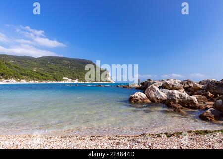 Belle vue sur la plage d'Urbani sur la côte adriatique de la ville de Sirolo, en Italie Banque D'Images