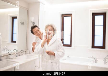 Un couple senior heureux qui passe la journée dans la salle de bains Banque D'Images
