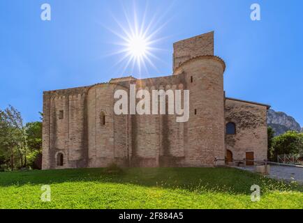 Abbaye de San Vittore Alle Chiuse aux rayons du soleil de midi. Commune de Genga, Marche, Italie Banque D'Images