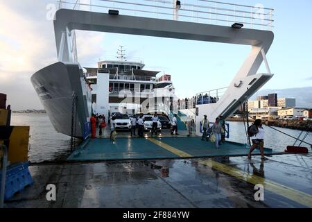 salvador, bahia / brésil - 5 septembre 2017 : passagers et véhicules débarquent du ferry de Caymmi Dorival au terminal de Sao Joaquim après la traversée Banque D'Images