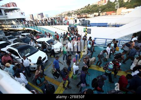 salvador, bahia / brésil - 5 septembre 2017 : passagers et véhicules débarquent du ferry de Caymmi Dorival au terminal de Sao Joaquim après la traversée Banque D'Images