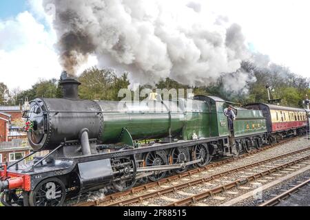 Bewdley, Royaume-Uni. Le 12 avril 2021, il est à plein de vapeur sur le chemin de fer de la vallée de Severn car ce chemin de fer historique toujours populaire rouvre à la suite de l'assouplissement des restrictions de confinement aujourd'hui. On voit ici la locomotive à vapeur vintage 2857. Au départ de la gare de Bewdley, elle tire un train emballé derrière elle. L'équipe de taxis est absolument ravie d'être de retour sur la bonne voie, conduisant ce magnifique moteur qui a déjà accumulé plus de 100 ans de service ferroviaire au cours de sa longue et variée carrière. Crédit : Lee Hudson/Alay Live News Banque D'Images