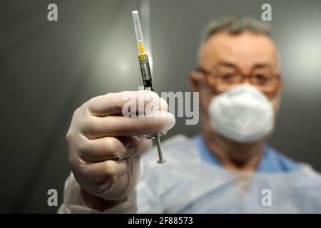 Italie, région Toscane, Arezzo, 11 avril 2021 : urgence Covid-19, campagne de vaccination pour plus de 80 ans, dans la photo la préparation de l'anti-Covi Banque D'Images