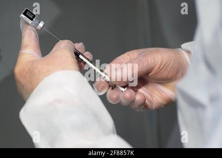 Italie, région Toscane, Arezzo, 11 avril 2021 : urgence Covid-19, campagne de vaccination pour plus de 80 ans, dans la photo la préparation de l'anti-Covi Banque D'Images